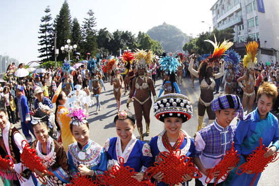 16辆靓丽花车拉开柳州狂欢节大巡游序幕(组图
