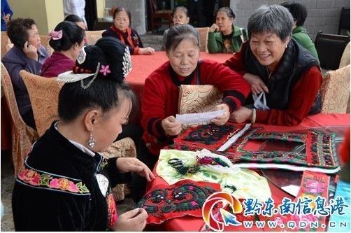 多彩贵州作品吸人眼球 上千民族民间工艺品参加角逐