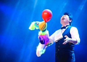 魔术大会看台搭建完毕 魔术大会开幕观众大呼过瘾