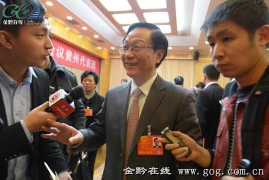 国家财政部部长谢旭人接受记者采访 财政部部长谢旭人:加大中西部财政转移支付力度