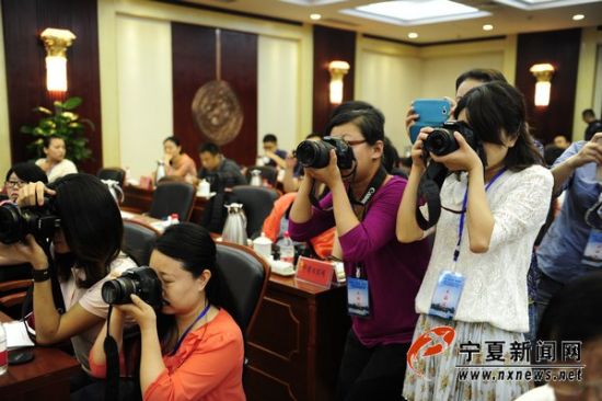 现场记者 2013年全国网络媒体宁夏行大型采访活动启动