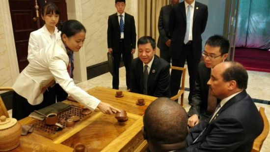 毛里塔尼亚总统欣赏中国传统茶艺,品尝留山红心茶 金丝楠木家具亮相中阿博览会