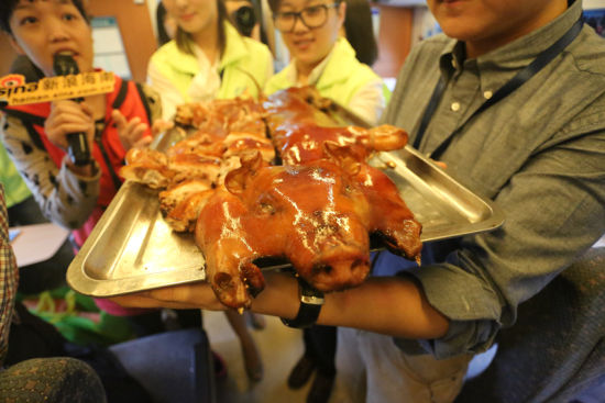 旅游名博博主品鉴临高烤乳猪 旅行十年环岛主题列车开跑 百位旅行家坐动车游海南