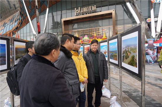 钦州市人民政府副市长韩流(右2)、钦州市网信办主任翟可隽(左2)、钦州市旅发委主任罗滨(右1)共同参观钦州优秀摄影作品展(图:韦兰思) 春节旅游好去处——钦州
