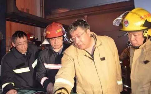 众人讨论,详细安排部署 消防指挥员的女儿:爸爸 不要你做超级英雄