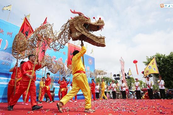 现场举行草龙取火仪式 中国文化遗产日:钦州亮点多