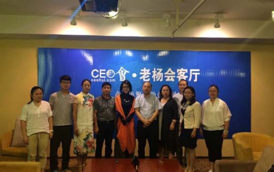 主持人与嘉宾合影 杨建国对话潇月:“娱乐”和“规则”一个都不能少