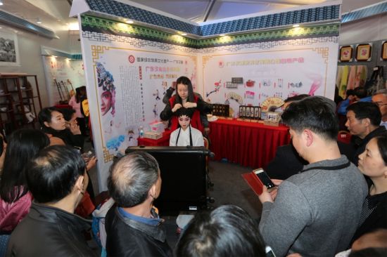 非遗精品馆,演员现场化妆吸引市民驻足观看 第四届客家文博会:创意足 文味浓 格调高
