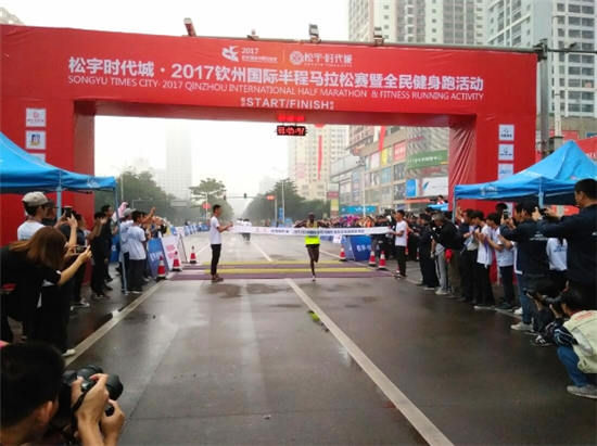 肯尼亚选手Evans Nyakamba Mayaka以1小时5分43秒的成绩获得本次男子组冠军。(韦兰思 摄) 2017钦州国际半程马拉松赛举行
