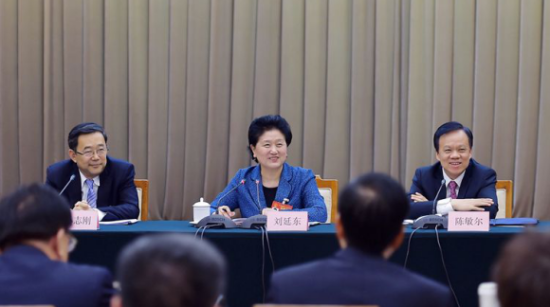 中共中央政治局委员、国务院副总理刘延东(中)参加贵州代表团审议。 刘延东:努力实现贵州弯道取直后发赶超