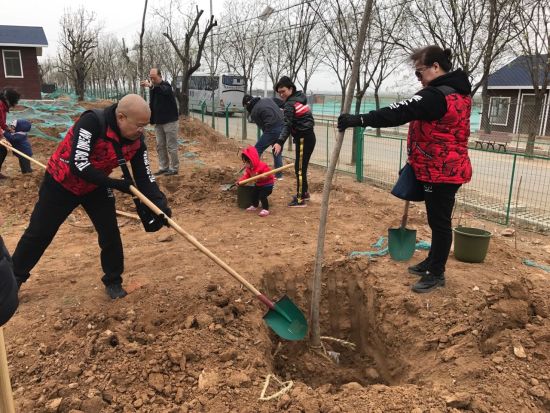 现场植树 北京微博发布厅网友为健康绿道添新绿
