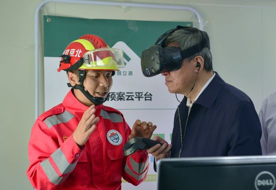 市长进行VR体验 5·12防震减灾应急疏散演练在北京举办