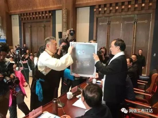 国家旅游局局长李金早授牌 西藏首个自然风景类国家5A级景区落户巴松措