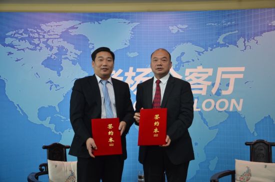 湖南住工集团董事长吴彰军与老杨会客厅创始人杨建国(右)交换协议 老杨会客厅联手湖南住工 发力绿色装配式建筑产业园