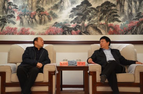 杨建国与周斌(右一)交流地方招商转型路径 杨建国:以高质量发展引领平顶山转型升级
