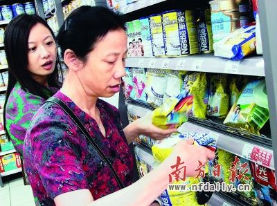 目前洋奶粉价格从最高位回稳,部分产品开始降价。新华社发