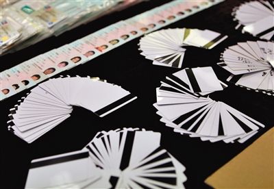 今年1月20日,广东省公安厅展示了一批缴获的盗刷信用卡工具。