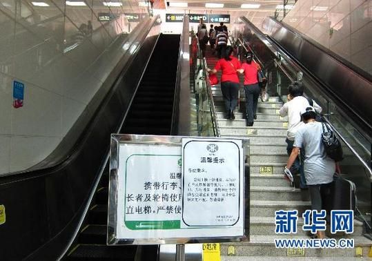自7月9日起,深圳地铁340部奥的斯513MPE自动电扶梯已全部暂停使用。据悉,因电动扶梯检修的程序较为复杂,停用的奥的斯电动扶梯短期或无法全面恢复使用。新华社记者 刘大伟 摄
