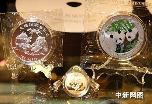 大熊猫赴台纪念银章来台纪念金币