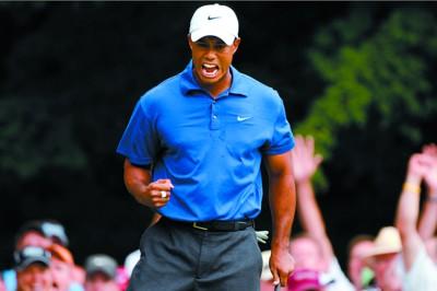 锦标赛第三轮,伍兹在打出一个好球后,为自己喝