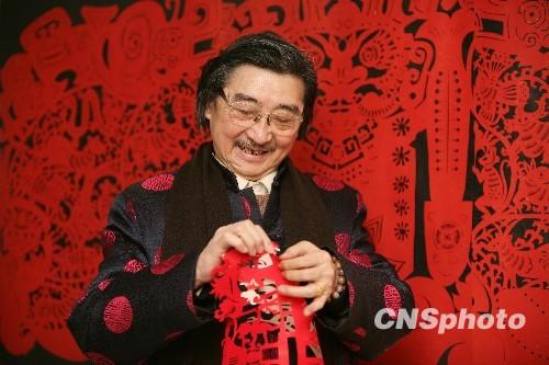 四川手撕剪纸艺术家何作霖绝活将亮相日本_名