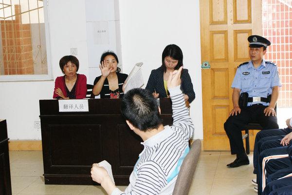 15名聋哑学生旬阳法院旁听庭审接受警示教育