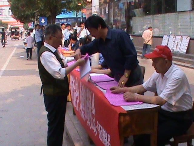 我县开展食品安全法主题宣传活动_滚动新闻