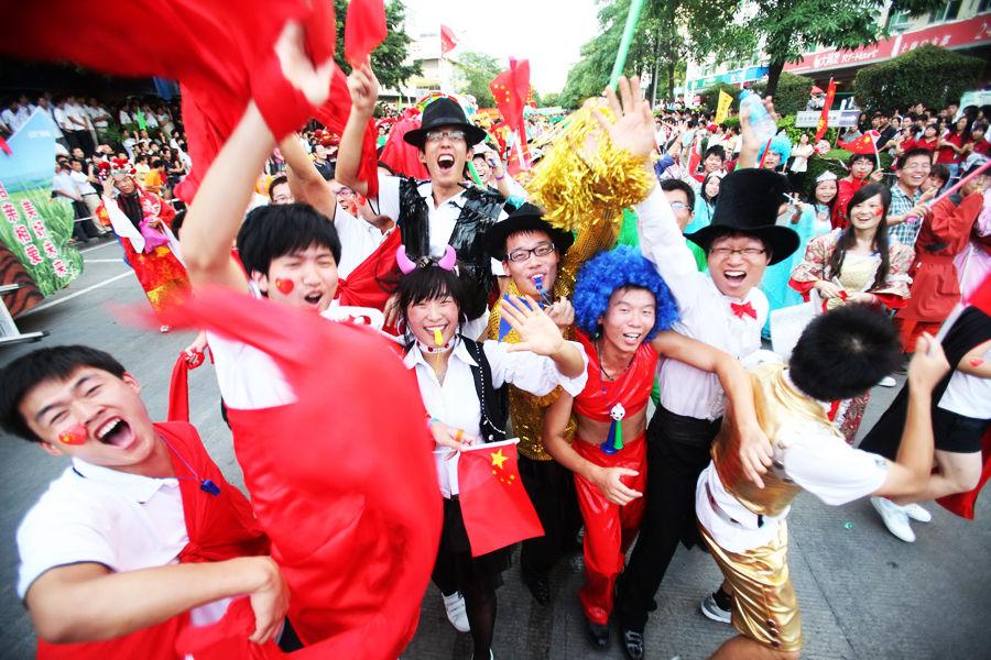 深圳富士康举行万人狂欢节 为员工加薪减工时