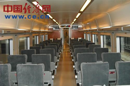 "和谐号"crh1a型动车组舒适的车厢 中国经济网何伟 时权摄