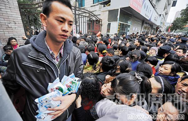 2011年3月17日,贵州贵盐公司门口有许多市民