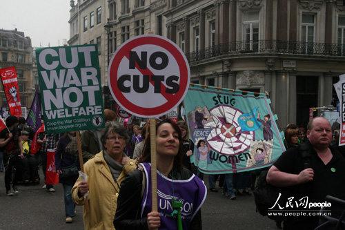 英民众举行游行抗议政府削减福利开支(图)_美