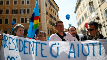 意大利千名工人聚集议会大厦 抗议福利缩水|意