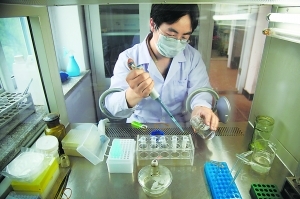 家用枕头材质五花八门 实验称荞麦皮枕头最脏