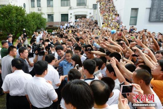 　　7月3日，李克强考察湖南大学 并参观学生创业成果展。李克强在参观湖南大学学生创业成果展时说，我记得你们校训里有“敢为人先”。同学们齐声说，还有“实事求是”。总理说，对，这8个字很重要！创业也要敢为人先，宽容失败，跌倒了重新再来。在学校你们做求知的思想者，到社会上做创业的实践者。图为李克强参观湖南大学。刘震 摄