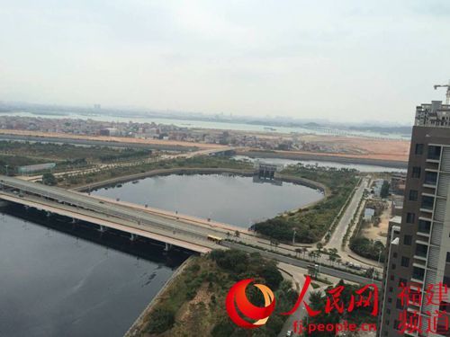 厦门第七批保障性商品房惊现“史上最臭海景房”，轮候购房者望房却步。图为从滨海公寓俯瞰紧邻的埭头溪，溪水乌黑，并发出阵阵恶臭。詹托荣摄