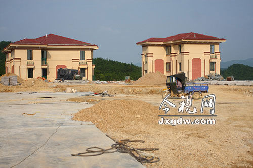 南昌一处高速路养护站建宫殿式办公楼(组图)