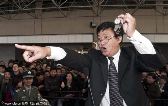 杭州城管低价拍卖没收物品引发争议(组图)