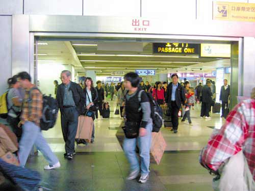 内地物价节节攀升 深圳人去香港打酱油(组图)