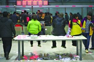 北京限购传言引上牌潮 车管所排队数公里(组图)