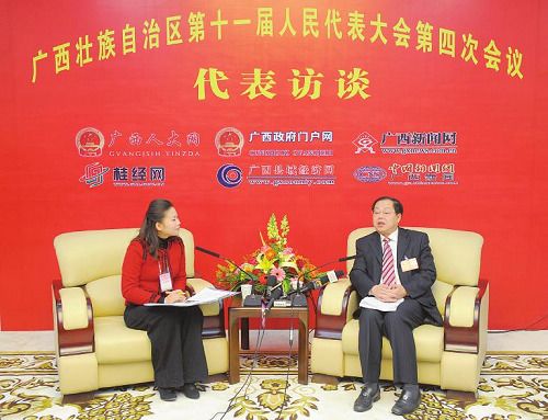 南宁市长黄方方谈民生:“软硬兼施”保畅通(图)