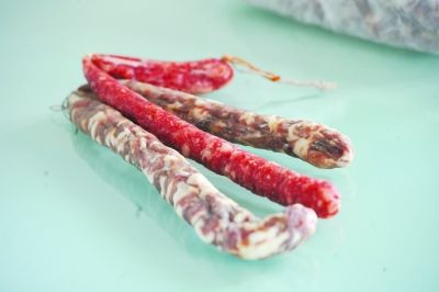 暗访南京年货批发市场:香肠只有肥肉是真肉