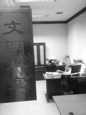 武汉掀治庸风暴 公务员上班吃早点被罚损失近万
