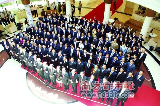 “站在中国之外看中国” 中国官员新加坡求学记