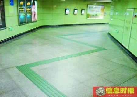 广州地铁站内盲道走“之”字 网友调侃称学跳舞