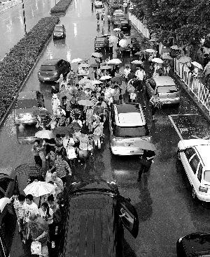 北京降百年一遇暴雨 多地成“积水潭”(图)