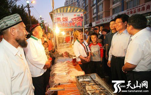 张春贤赴乌鲁木齐夜市考察 请市民吃羊肉串(图)