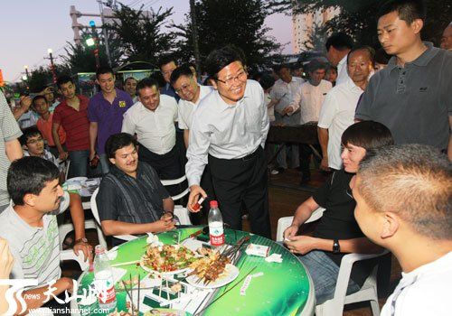 张春贤赴乌鲁木齐夜市考察 请市民吃羊肉串(图)