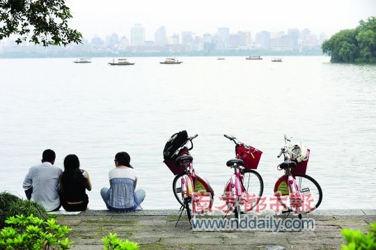 杭州公共自行车服务:每天25万辆次 3年4亿投入