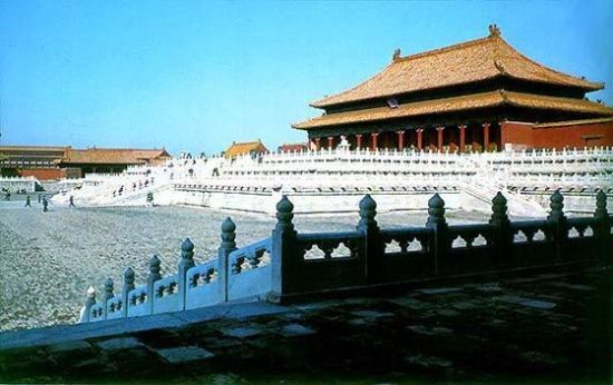 北京:穿着一身俗气的“洋裤褂”(组图)