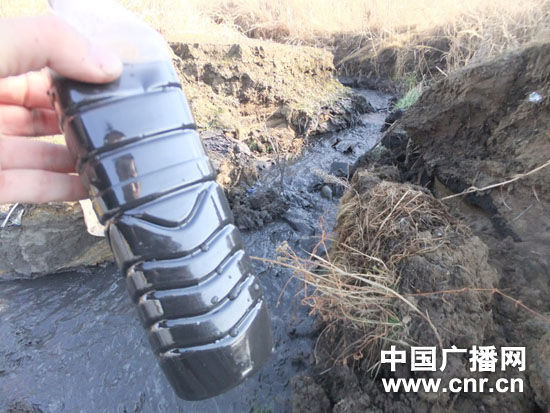黑龙江穆棱河遭排污变黑 环保局称达标(组图)